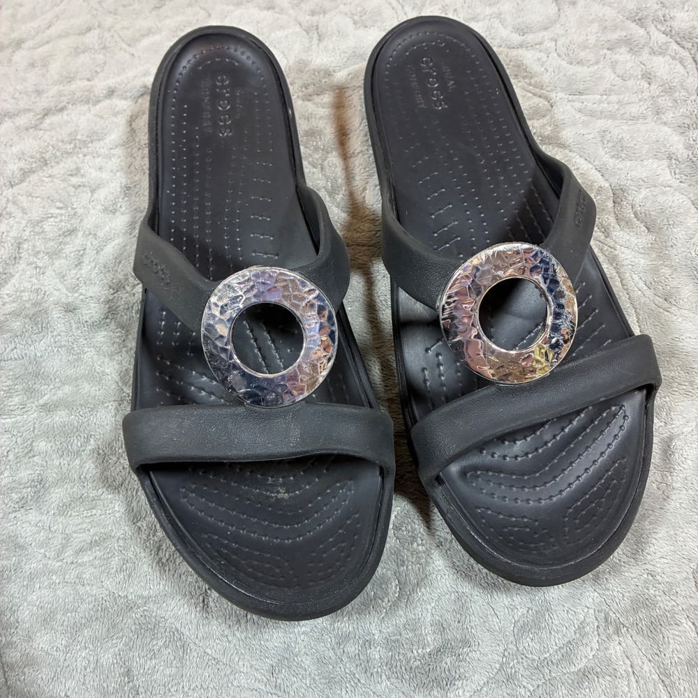 Crocs Sanrah Hammered Circle Metallic Slide Sandals Size 11 Black Silver Comfort